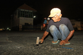 Arti Kepedulian Dari Si Penambal Jalan