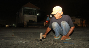 Arti Kepedulian Dari Si Penambal Jalan