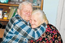 Terpisah Selama 60 Tahun, Pasangan Suami-Istri Ini Bertemu Kembali