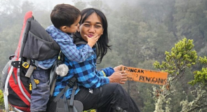 Nyoman Sakyarsih dan Max, Pasangan Ibu dan Anak yang Gemar Mendaki Gunung